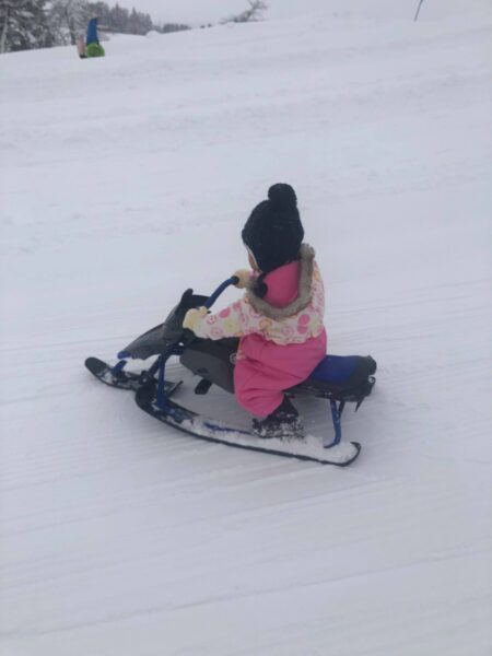 小さい子供のソリ