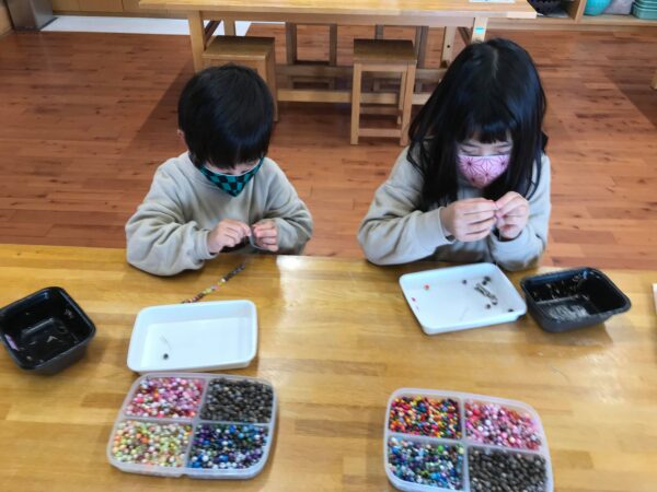 体験学習中の子どもたち