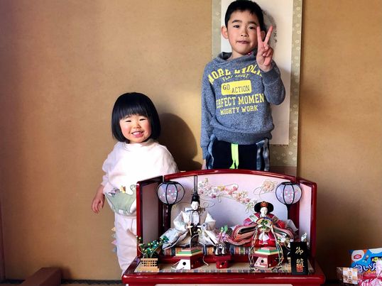 おひなさまと一緒に映る子供たち